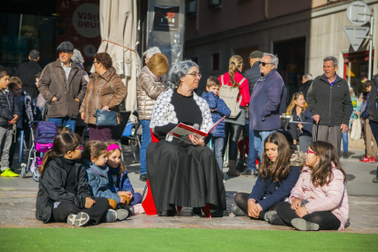 Imatge d'un instant de la representació del conte a la plaça del MErcadal.