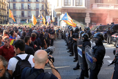 El cordó policial a la Via Laietana amb els manifestants independentistes a la banda esquerra.