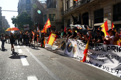Participants a la manifestació del sindicat policial Jusapol a la Via Laietana de Barcelona.