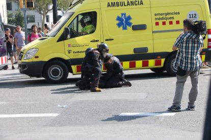 Mossos d'esquadra en el moment de detenció d'un manifestant a la confluència de la ronda de Sant Pere amb plaça de Catalunya.