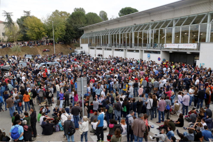 Més de 4.000 persones protegint les urnes al pavelló de Palau, l'1 d'octubre del 2017.