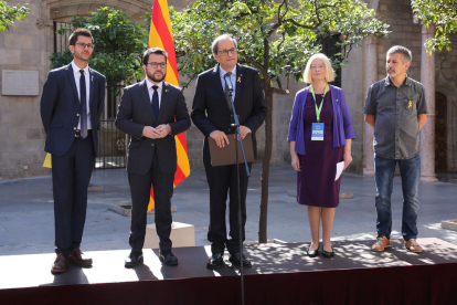 L'alcalde de Fonollosa, Eloi Hernandez, el vicepresident Pere Aragonès, el president Quim Torra; Tricia Marwick, expresident del parlament escocès, i Jaume Casamitjana, ciutadà de Sant Julià de Ramis.