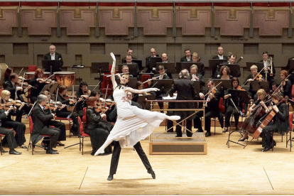 Imatge d'una actuació de l'orquestra i el ballet a Estocolm.