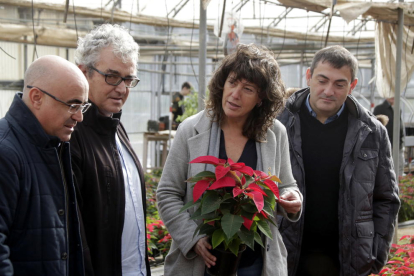 La consellera d'Agricultura, Teresa Jordà, amb una ponsètia a les mans, durant una visita a l'Institut d'Horticultura i Jardineria de Reus.