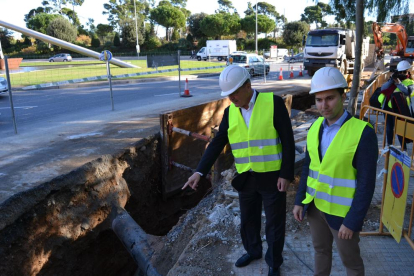 L'alcalde de Reus, Carles Pellicer, i el regidor de Medi Ambient, Daniel Rubio, davant les obres del nou col·lector a les avingudes de Sant Bernat Calbó i de Salou.