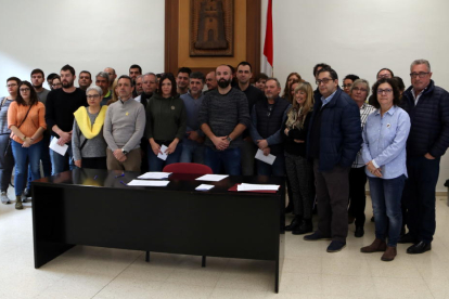 Els alcaldes i representants electes de la comarca de la Ribera d'Ebre en la roda de premsa després de la reunió per rebutjar l'abocador que s'ha d'ubicar al municipi de Riba-roja.