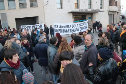 Concentración delante la sede del Consell Comarcal de la Ribera d'Ebre en contra del proyecto de vertedero de Riba-roja.