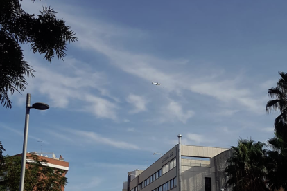 Un avión sobrevolando la Part Baixa de Tarragona, la mañana de este martes.