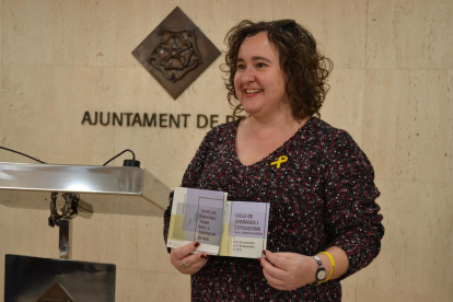 La concejala Montserrat Flores durante la presentación de la campaña.