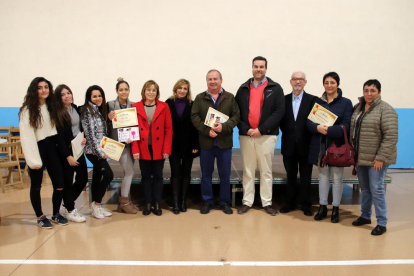 Fotografía de familia de los representantes comercios participantes en el concurso con sus respectivos premios y diplomas.