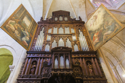L'orgue amb les portes obertes.