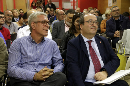 Josep Fèlix Ballesteros y Miquel Iceta, sentados durante la asamblea extraordinaria de la agrupación socialista de Tarragona.