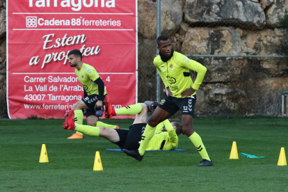 Dumitru, durant l'entrenament d'aquest dimarts, amb Omar Perdomo de fons