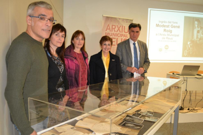 D'esquerra a dreta, el director del Museu, l'arxivera municipal, les filles de Gené i el regidor d'Hisenda i Recursos Generals