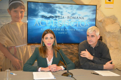 La consellera de Turisme, Inma Rodríguez, i el director de la sèrie i de l'empresa Digivision, José Antonio Muñiz.