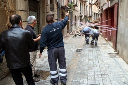 Pla general de treballadors i arquitectes municipals de l'Ajuntament de Tortosa a la zona del carrer Montcada on es van esfondrar dues cases.