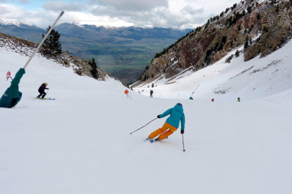 Un esquiador baixant per les instal·lacions de la Masella aquest 1 de maig de 2018.