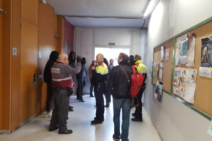 Agentes de los mossos dentro del edificio de la URV en el Campus Catalunya.