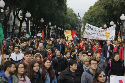 Plano general de la manifestación de profesores y universitarios por la Rambla Nova de Tarragona.