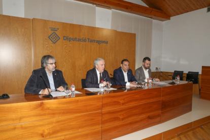 El president de la Diputació de Tarragona, Josep Poblet, acompanyat dels diputats Joaquim Nin, Josep Masdeu i Lluís Soler.