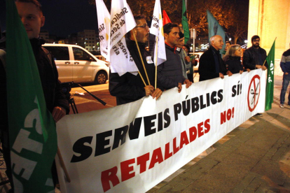 Representants sindicals d'ensenyament i salut, amb una pancarta reivindicativa a Tortosa.