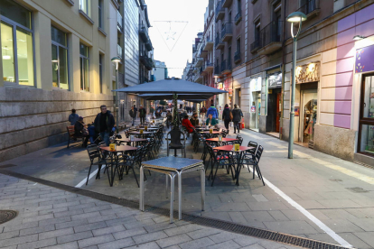 Dues línies separen l'espai reservat als vianants de l'habilitat per a les terrasses de bar.