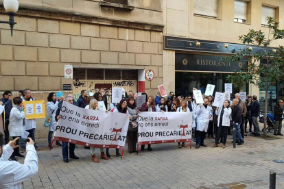 Protesta de los médicos delante de las oficinas de la Xarxa Santa Tecla.