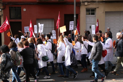 Plano general de un grupo de médicos de la sanidad concertada manifestándose en Terrassa.