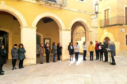 Imatge de la concentració davant de l'Ajuntament d'Altafulla.