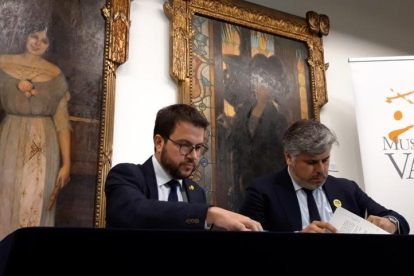 El vicepresident del Govern, Pere Aragonès, i l'alcalde de Valls, Albert Batet, han signat avui l'acord.