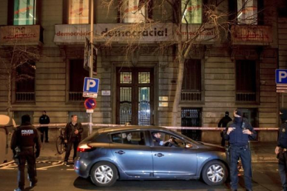 Agentes de la Guardia Civil abandonando en coche la sede de Òmnium después de un registro, el marzo pasado.