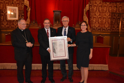 Imagen de la entrega del Premio Tàrraco a la Associació Cultural Sant Fructuós.
