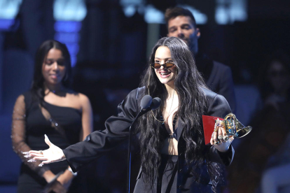 Rosalía durante la gala de los Grammy Llatins recogiendo un gramófono, la madrugada del 15 de noviembre del 2019.
