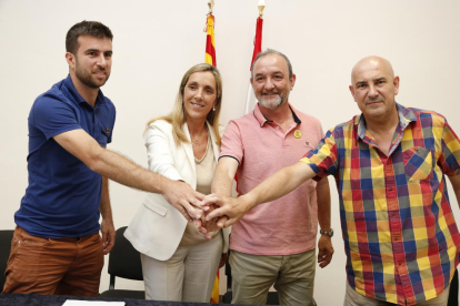 Encaixada de mans de l'acord a Valls, amb Ramon Giró, president local del PDeCAT, Dolors Farré, portaveu de JxValls, Jordi Cartanyà, d'ERC-Compromís per Valls, i Andreu Garcia, president local d'ERC.
