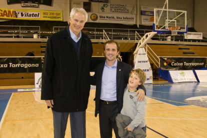 Mitch Kupchak, durante su visita al Serrallo, acompañado de Sergi Bru y de su hijo.