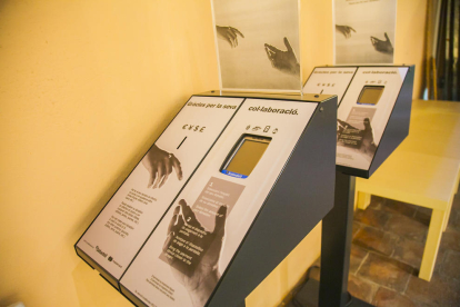 Un cajón de limosnas digital que está expuesto en la sede del Arzobispado de Tarragona.