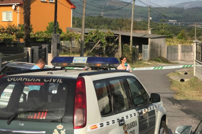 Vista de la zona precintada por el triple crimen cometido en la parroquia de Cordeiro de Valga.