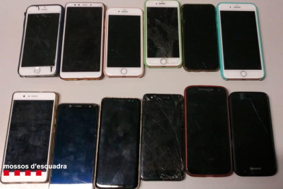 Imatge dels 13 mòbils sostrets.
