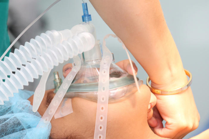 Imagen de archivo de un paciente con una máscara de oxígeno
