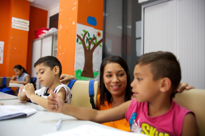 Además de los kits, la Caixa ofrece ayudas educativas a las familias como refuerzo o estudio asistido.