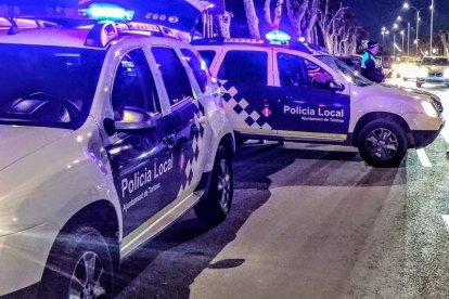 Imatge d'arxiu de dos vehicles de la Policia Local de Tortosa.