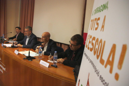 Imagen de la presentación del estudio impulsado por Xavier Bonal, a la derecha, que se ha celebrado en el Instituto Municipal de Educación de Tarragona.