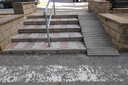 Una de les barreres arquitectòniques del barri de Sant Pere i Sant Pau, unes escales amb una rampa molt estreta i en mal estat.
