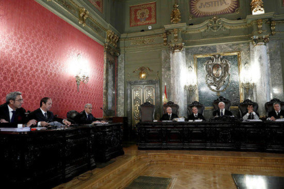 Imatge d'arxiu dels tres lletrats de la defensa i del tribunal, en la vista al Suprem per revisar els recursos del 9-N.