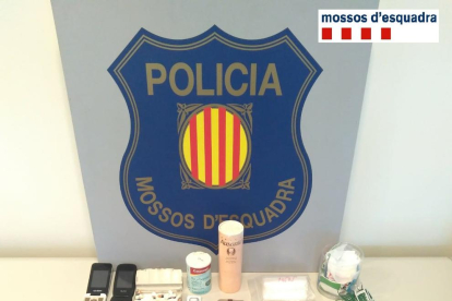 Imatge dels efectes intervinguts pels Mossos d'Esquadra en un pis de Roquetes on es venien drogues.