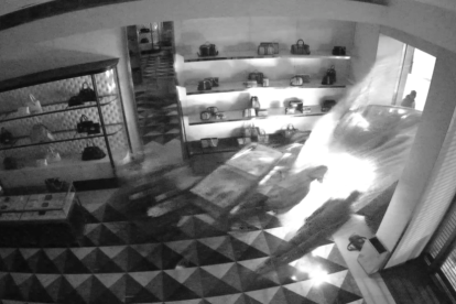 Imatge de les càmeres de seguretat d'un establiment on va entrar a robar.