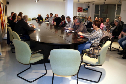 La reunión de los alcaldes de la Ribera d'Ebre y otras entidades contrarias al vertedero de Riba-roja d'Ebre.