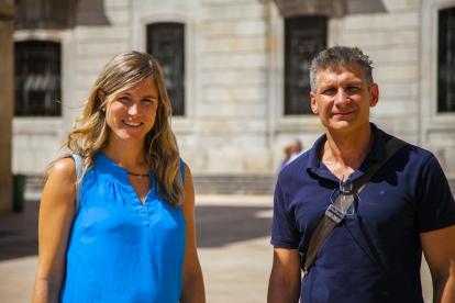 Teresa Lambea y Juan Muñoz, organizadores de la jornada, en la plaza de la Font.