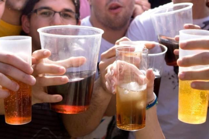 Imagen de archivo de un grupo de jóvenes bebent alcohol