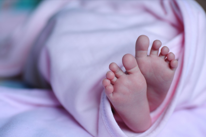 El nadó va ser lliurat a representants del Ministeri de la Família.